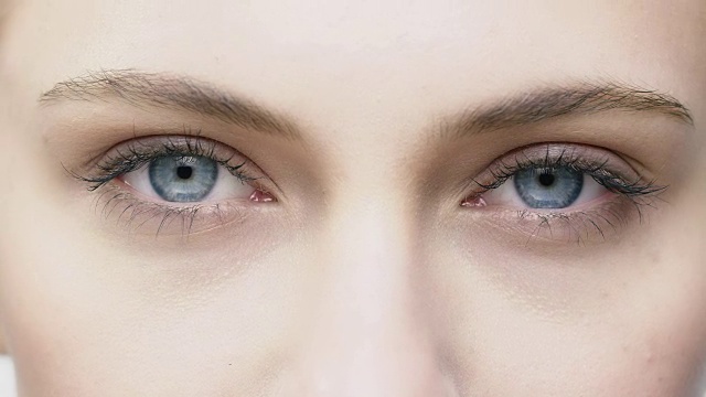 年轻女子睁开蓝色眼睛的特写视频下载