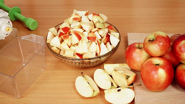 没有人。苹果水果和榨汁机在厨房4K视频素材