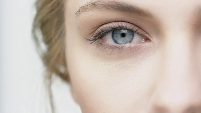 有吸引力的女人与蓝色眼睛的特写视频素材