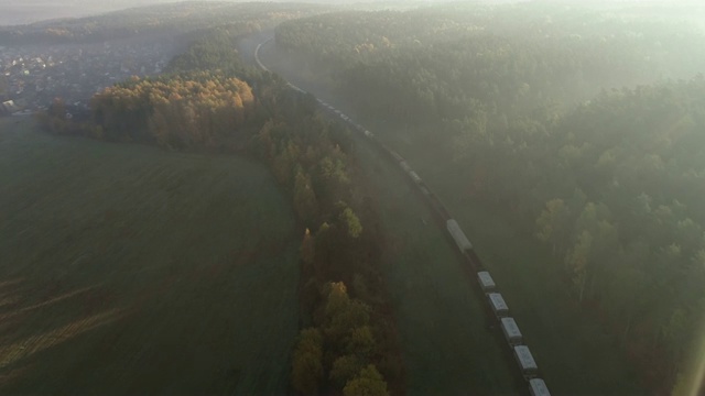 清晨拂晓。空中无人机拍摄。列车通过曲线视频素材
