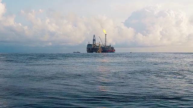 靠近钻井平台的FPSO油轮。海上石油和天然气工业视频素材