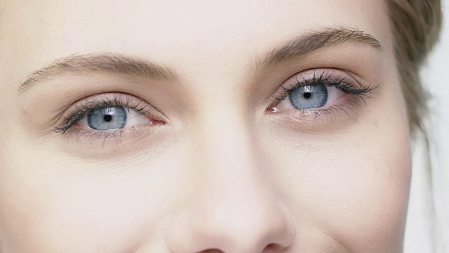 蓝眼睛微笑女人的肖像视频素材