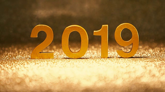 灯光移动2019数字与金色闪烁魅力，新年来临的概念，2019庆祝倒计时，4k分辨率视频下载