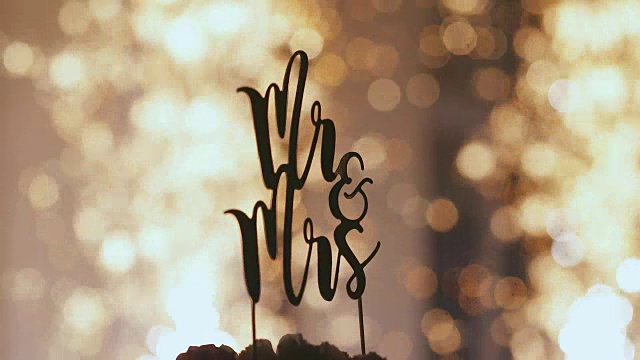 婚礼蛋糕上的Mr. & Mrs.短信视频素材