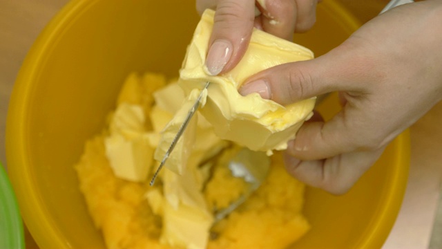 烹饪甜食:手切人造黄油视频下载