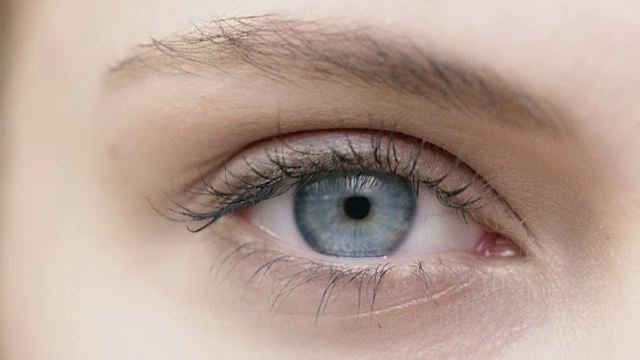 美丽的女人与蓝色眼睛的特写视频素材