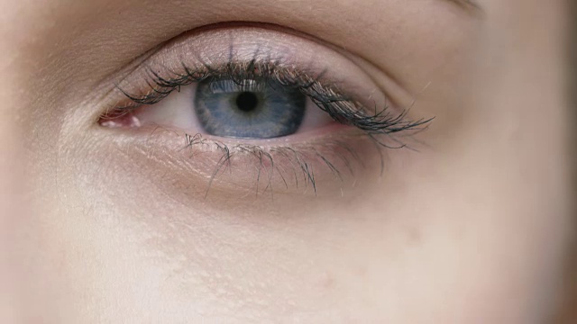 年轻女子睁开蓝色眼睛的特写视频素材