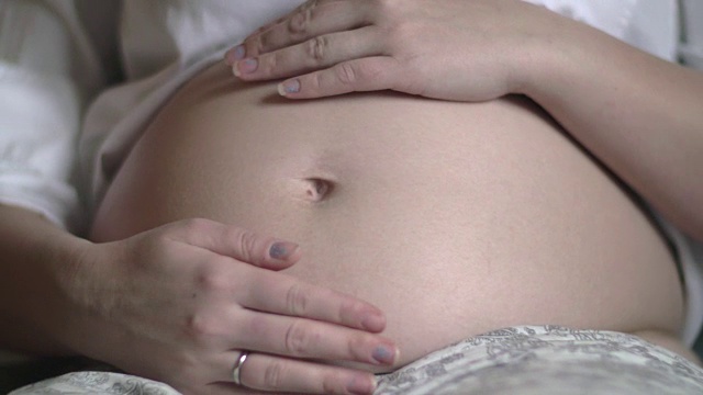 孕妇抚摸腹部视频下载