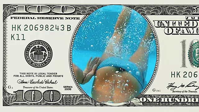 美丽的女人在100美元的框架跳水视频下载