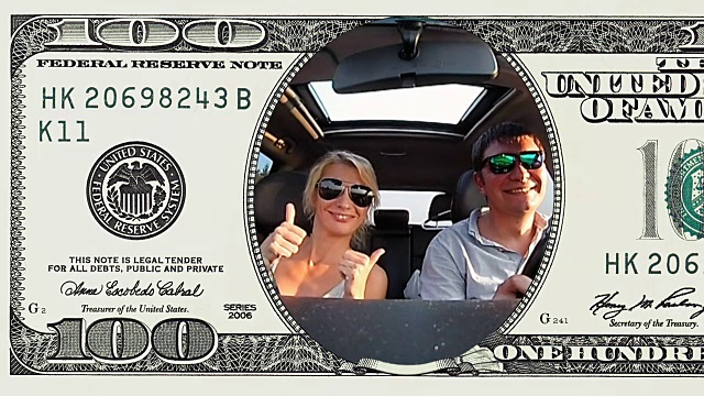 一对夫妇骑着一辆装着100美元钞票的车视频下载