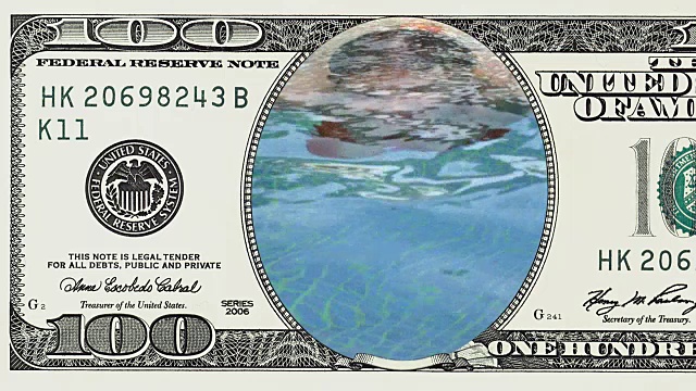 一个女人从水里出来，身上有一张100美元的钞票视频下载