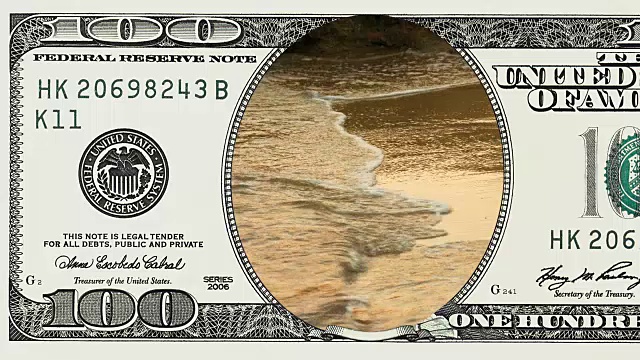 海浪冲向夕阳的100美元钞票视频下载