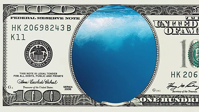 100美元面值的钞票在游泳池里泡泡视频下载