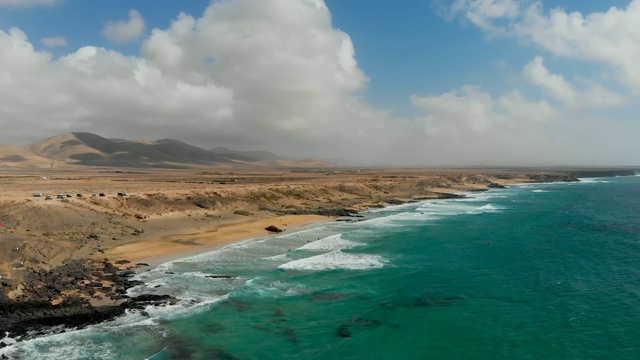 无人机飞过美丽的El Cotillo海滩- Fuerteventura视频下载