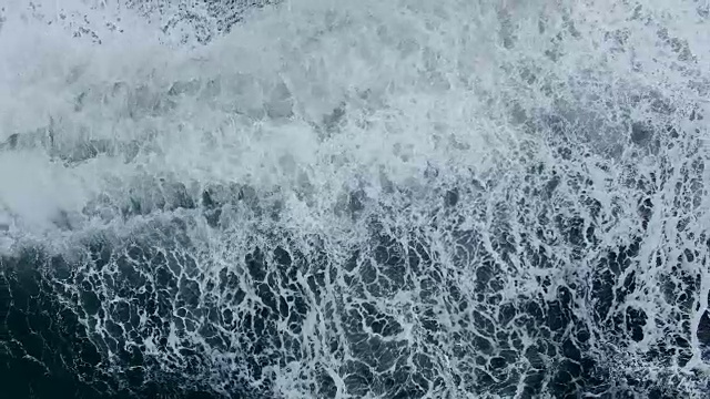 黑色沙滩上的巨浪视频素材
