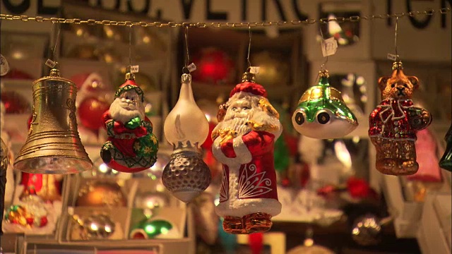 挂在商店里的圣诞装饰品视频下载