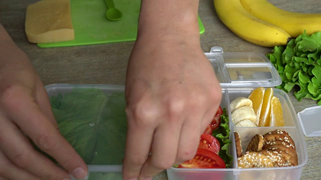 儿童和成人的午餐盒视频素材
