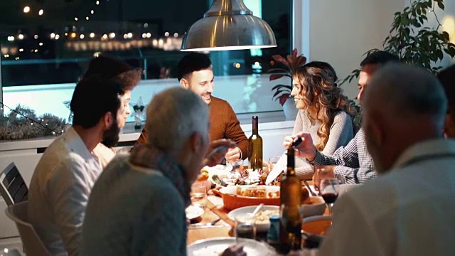 一家人在平安夜共进晚餐。视频下载