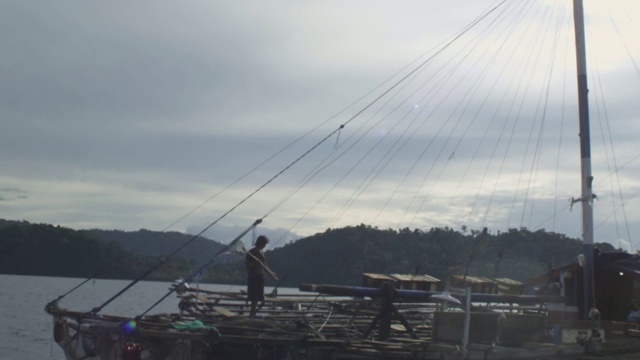 2012年，印尼，路过渔船视频下载
