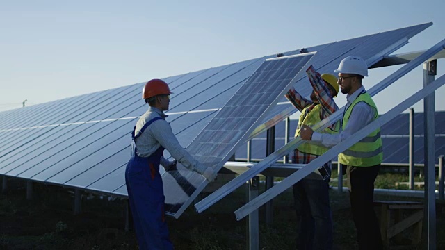 三个工人安装太阳能电池板视频素材