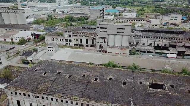 飞过被摧毁的工厂。视频素材