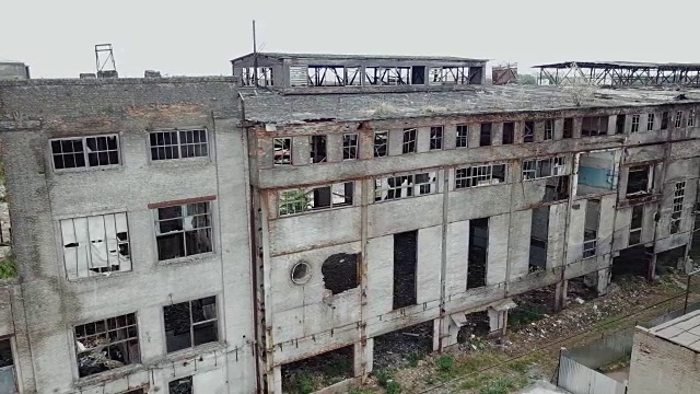 鸟瞰图的旧工厂废墟和破碎的窗户。视频素材