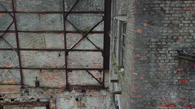 旧工业建筑的外立面，用于拆除，破碎的玻璃和毁坏的框架。视频素材