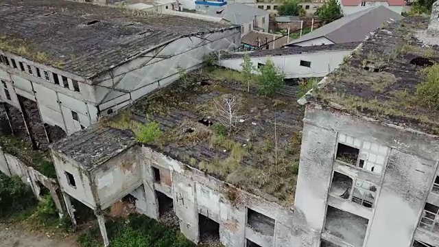 一个严重污染的工业工厂的废墟。视频素材