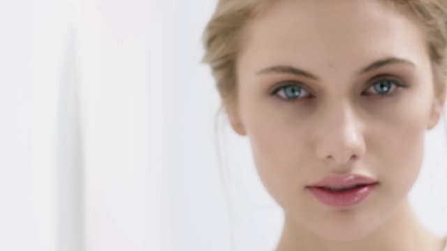 一个有着迷人蓝眼睛的年轻女子的肖像视频素材