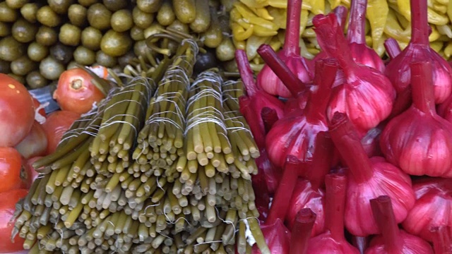 农贸市场柜台上的各种腌菜视频素材