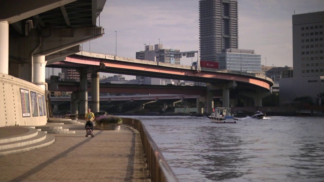 Sumida Riverside Terrace At Dusk，东京，日本视频素材