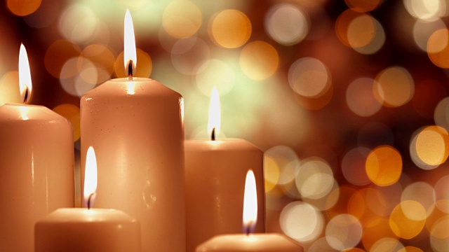圣诞作文与燃烧的白色蜡烛视频素材