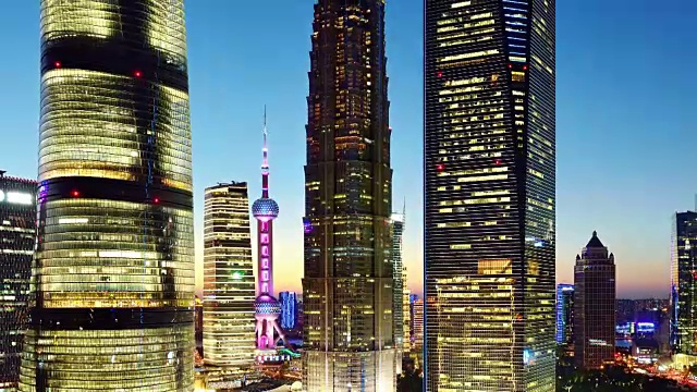 上海陆家嘴金融区白天到晚上的时间流逝，中国视频素材
