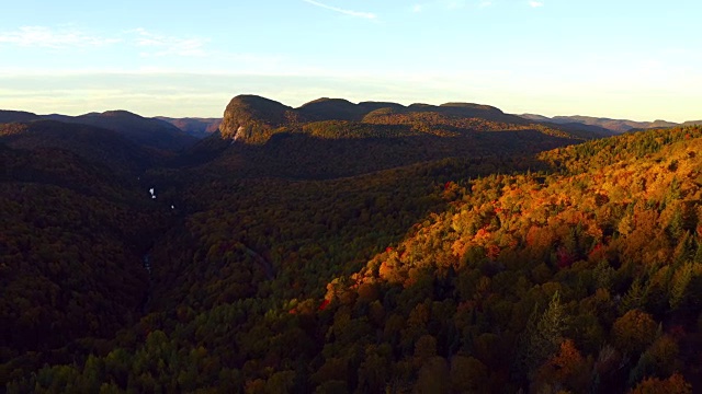 鸟瞰图的北方森林自然在秋天在日出，魁北克，加拿大视频素材