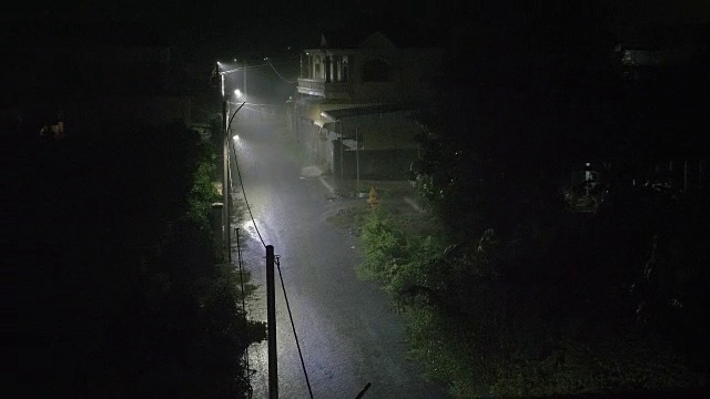 夜里街上下着大雨视频素材