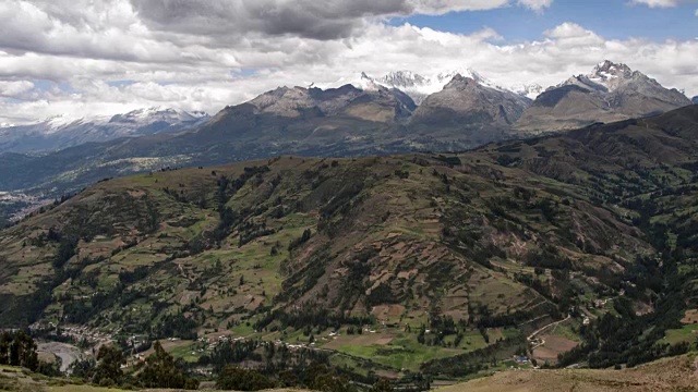 秘鲁安第斯山脉瓦拉兹附近的布兰卡山脉的延时视频视频素材