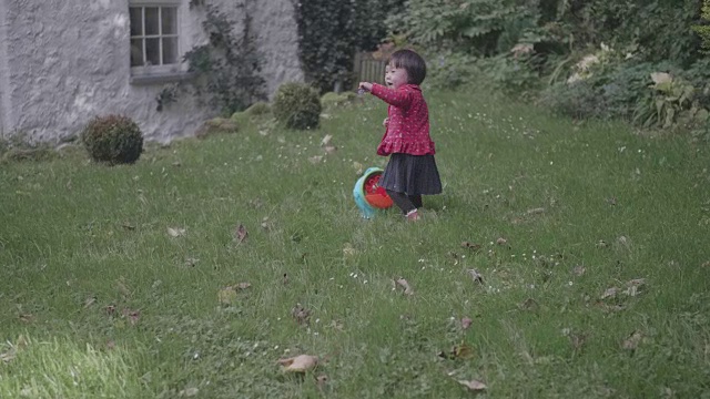 小女孩在春天的花园里玩泡泡视频素材