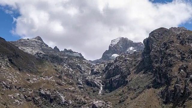 秘鲁Huaraz附近的Churup山上云翻滚的延时视频视频下载
