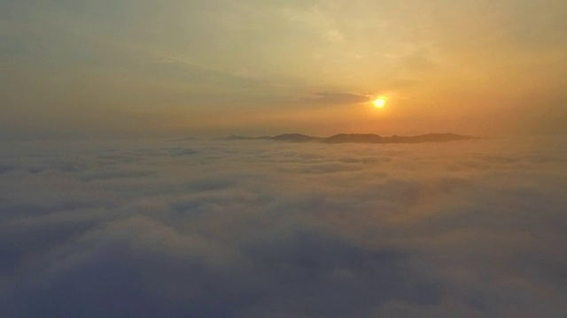 在日出时飞过云层视频素材