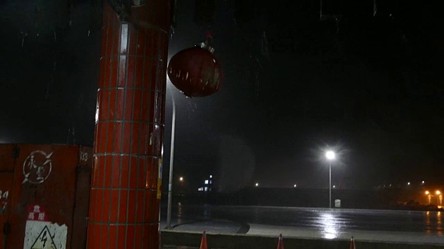 天篷和灯笼吹在台风的水和雨视频素材