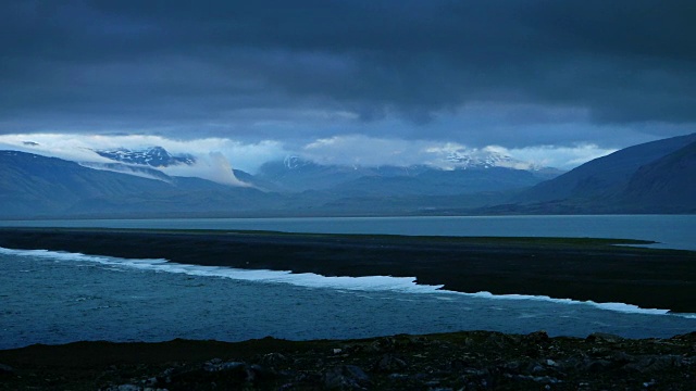 低潮时的冰岛海岸。日落之后视频素材