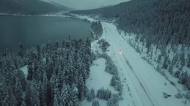 沿着雪地行驶的公路视频素材