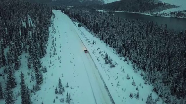 沿着雪地行驶的公路视频素材