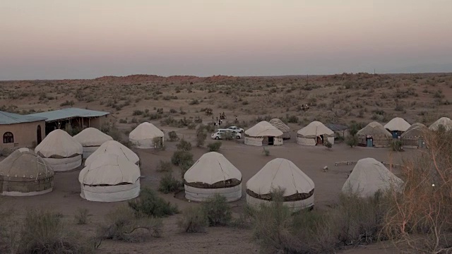 克兹尔库姆沙漠的蒙古包营地视频下载