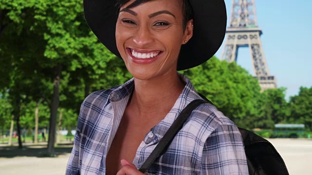 美丽的黑人女人有好时光在巴黎附近的埃菲尔铁塔视频下载