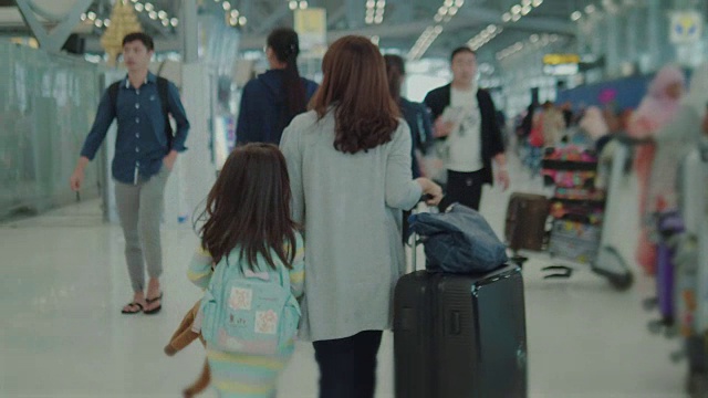 母亲和女儿在机场散步。视频下载