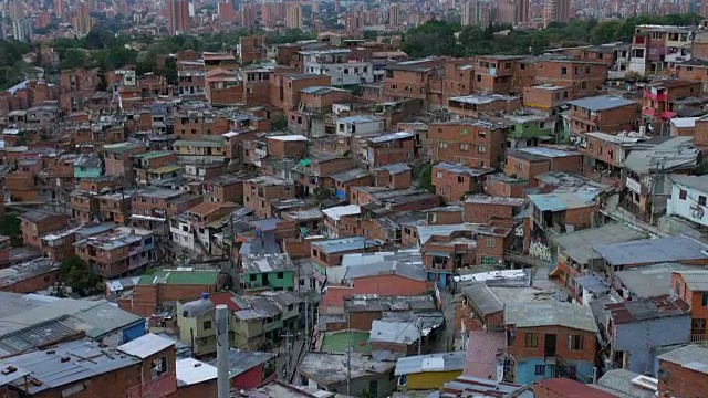 哥伦比亚麦德林“Comuna 13”社区，以城市中心为背景，倾斜视频素材
