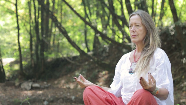 成熟的女人在自然中冥想视频下载