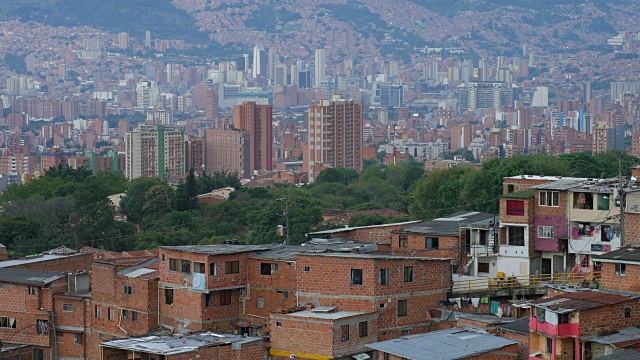 以城市中心为背景的哥伦比亚麦德林“Comuna 13”社区视频素材
