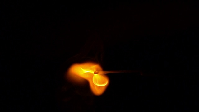 火柴棍在夜晚燃烧视频素材